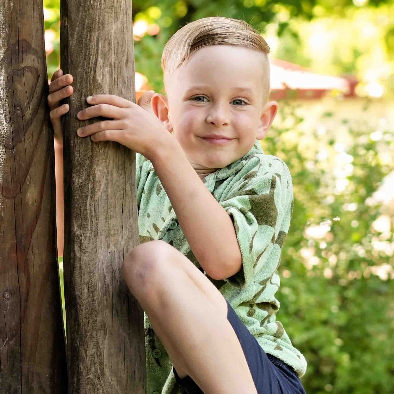 Junge auf Spielplatz